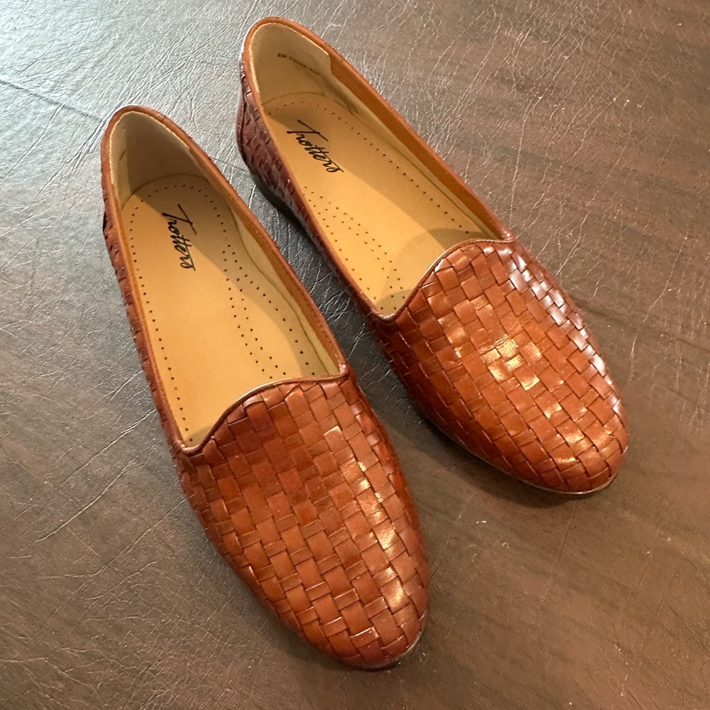 Trotters Women's Tan Woven Flats